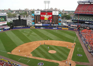 Shea Stadium, 09/25/06: soda vendor with a full tray of bo…